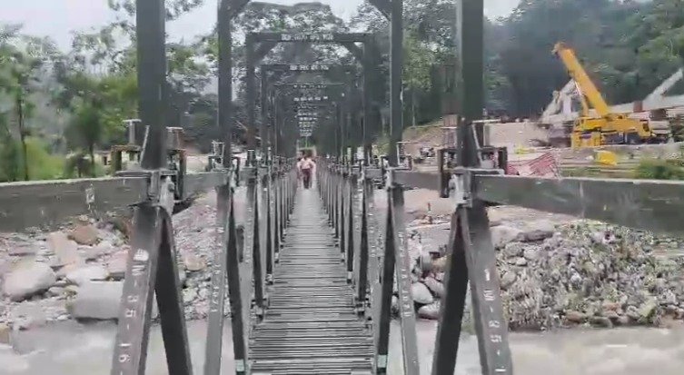 भारतीय सेना द्वारा दुधिया मेंअस्थायी फुट बेली ब्रिज का किया गया निर्माण,आज से आवाजाही शुरू