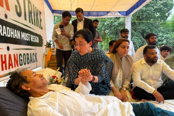कॉकरोच जनता पार्टी (CJP) को मिल रहा है विपक्षी दलों का समर्थन जाने किसने क्या कहा