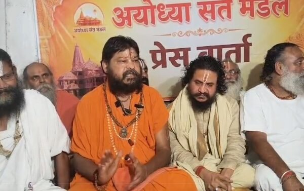 Champat Rai को मिला संतों का समर्थन कहा इस्तीफे को स्वीकार नहीं करना चाहिए