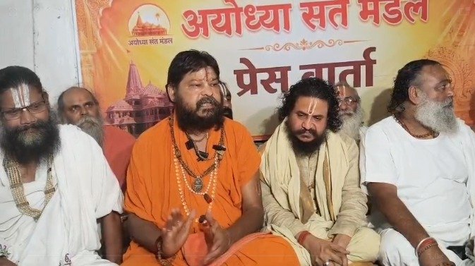 Champat Rai को मिला संतों का समर्थन कहा इस्तीफे को स्वीकार नहीं करना चाहिए
