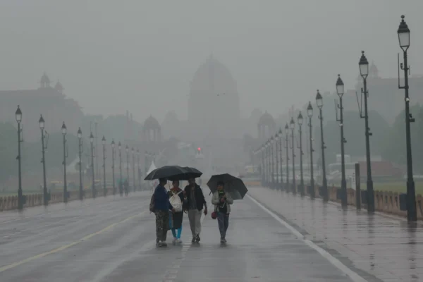 Delhi Rain : दिल्ली में हुई मानसून की दस्तक कई इलाकों में दिखा झमाझम बारिश