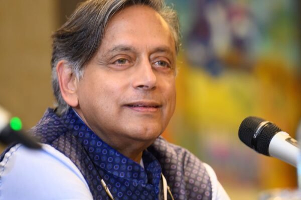 नेपाल त्रासदी पर क्यों हो रहे है Shashi Tharoor ट्रोल क्या है वजह ?
